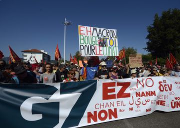 Centenares de activistas se han unido en la manifestación de la contracumbre que transita entre Hendaya e Irún. 