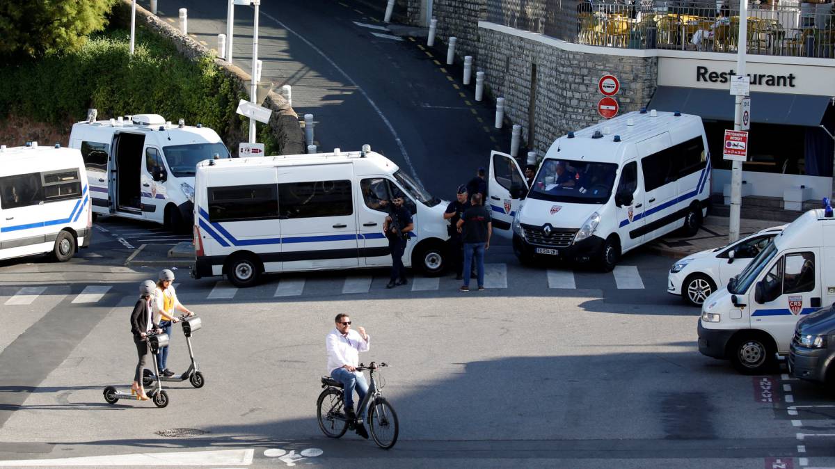 La policía bloquea una de las calles de Biarritz mientras los ciudadanos pasean por la zona acotada.