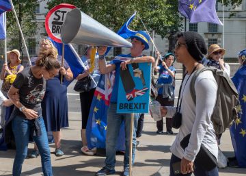 Participantes en una marcha anti Brexit protestan ante las oficinas del Gobierno, el pasado día 8 en Londres.
