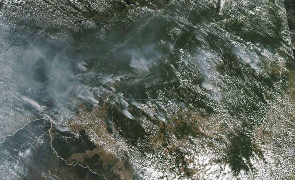 Imagen de satÃ©lite de la NASA con el humo de los focos de los incendios en la Amazonia.