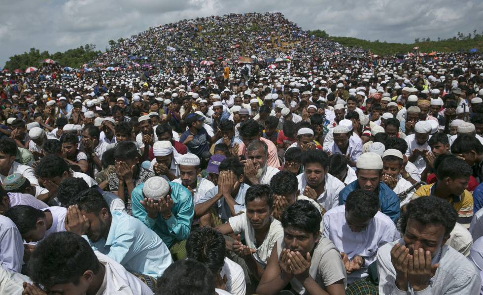 Refugiados rohingya, en el acto con motivo del segundo aniversario de la campaÃ±a de persecuciÃ³n de Myanmar, este domingo en Cox's Bazar (BangladÃ©s). 