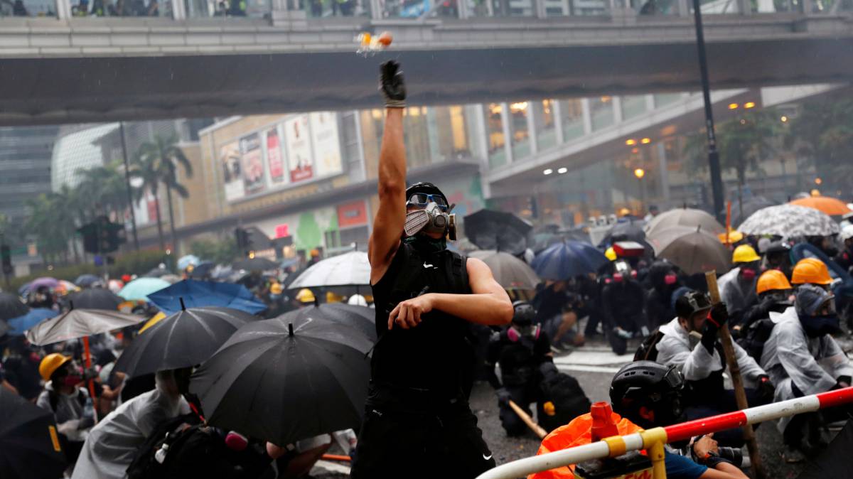 Un manifestante lanza huevos durante los choques con la policía este domingo en Hong Kong. 