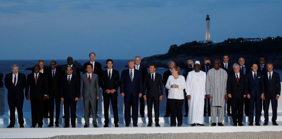 Foto de familia de los líderes del G7 y de los invitados de Macron a la cena de la cumbre, este domingo en Biarritz (Francia).