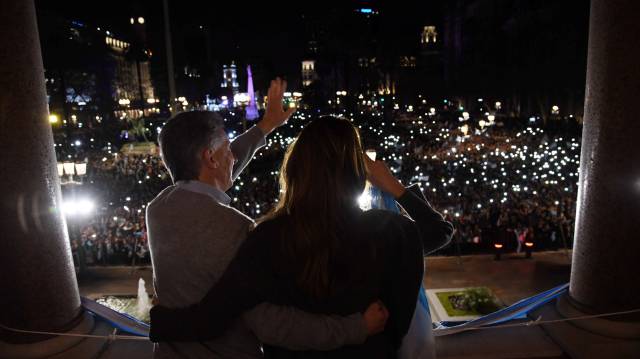 El presidente Mauricio Macri y su esposa, Juliana Awada, saludan a los manifestantes que se congregaron en la Plaza de Mayo en apoyo el Gobierno.