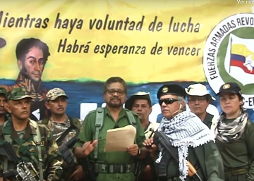 Captura de un vídeo en el que Iván Marquez (centro), 'número dos' de las FARC, lee un manifiesto acompañado de Jesús Santrich (derecha) y un grupo de personas armadas.