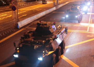 Tanques del Ejército chino cruzan el puerto de Huanggang en la frontera entre China y Hong Kong.