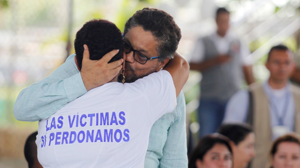 Iván Márquez abraza a una víctima de las FARC durante un evento de  2016 tras los acuerdos de paz.