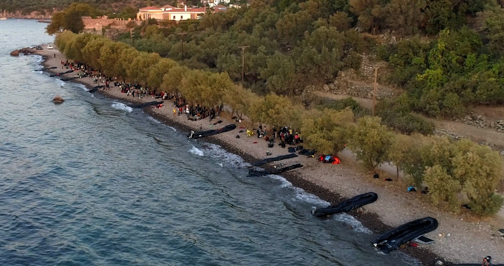 Un foto con dron muestra la llegada de 13 botes con 547 inmigrantes a la playa de Skala Sikamias.
