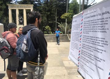 Las cartas a desaparecidos empapelan Bogotá
