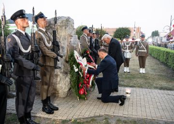 El presidente alemán, Frank-Walter Steinmeier (derecha) y el polaco, Andrzej Duda, dejan una corona de flores en el memorial a las víctimas del bombardeo, este domingo, en la ciudad de Wielun.