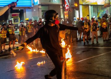 Un manifestante lanza un cóctel molotov Causeway Bay, este sábado. 