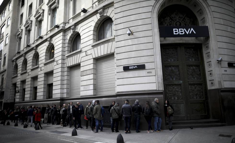 Fila frente a una sucursal del BBVA este lunes antes de la apertura.