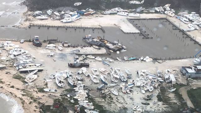 Barcos arrasados en un puerto deportivo en Bahamas.