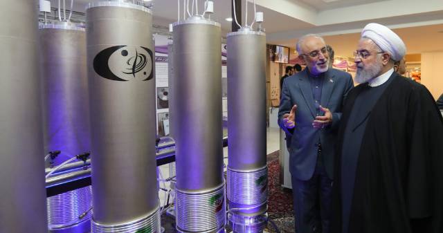El presidente iraní Rohani visita unas instalaciones, durante el día de la tecnología nuclear, en Teherán el pasado 9 de abril 