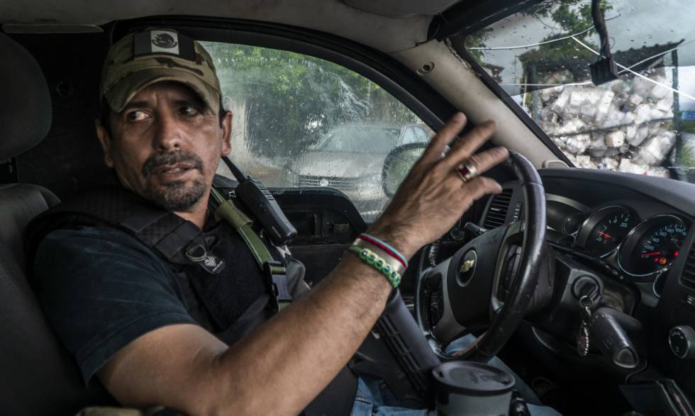 HÃ©ctor Zepeda abordo de su camioneta en Coahuayana.