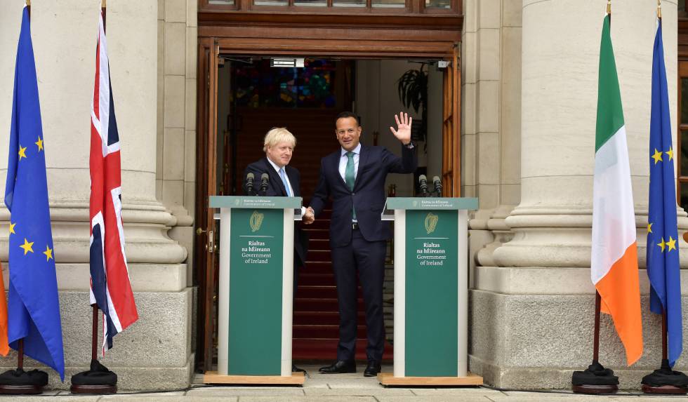 El primer ministro de Reino Unido, Boris Johnson, estrecha la mano con su homÃ³logo de Irlanda, Leo Varadkar.