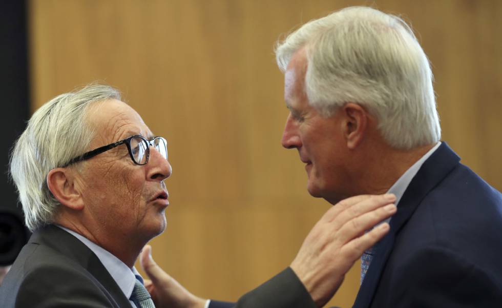 El negociador de la UE, Michel Barnier, junto a Jean-Claude Juncker.