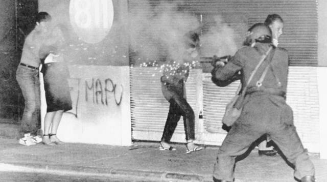 Policías antidisturbios disparan gases lacrimógenos contra manifestantes opositores a la dictadura de Pinochet, el 18 de noviembre de 1983.