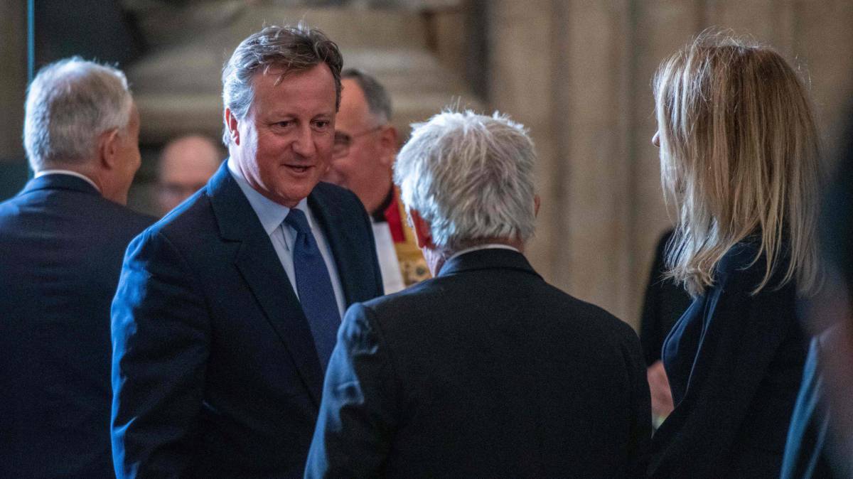 El ex primer ministro David Cameron, el pasado martes en Londres, habla con el 'speaker' de la Cámara de los Comunes, John Bercow.