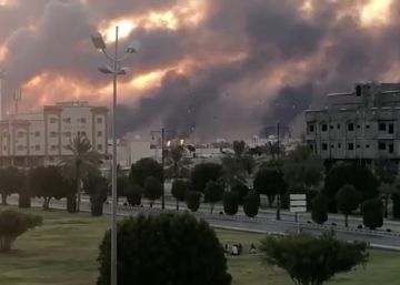 Imagen de Abqaiq y el humo del incendio provocado por el ataque de unos drones yemeníes.
