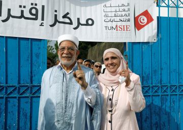 Abdelfattah Mourou, candidato presidencial del partido islamista Ennahda, junto a su mujer, tras votar este domingo.