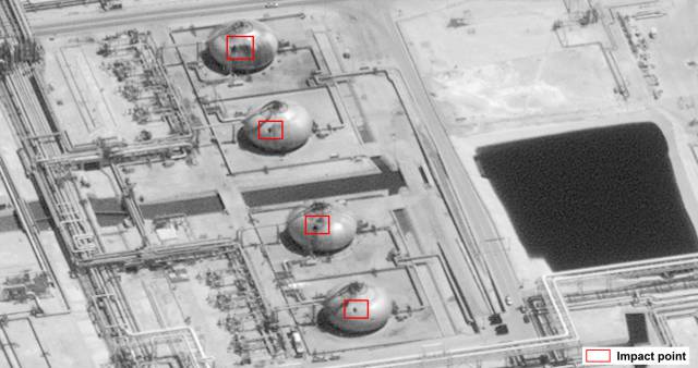 Imagen utilizada por EE UU para mostrar cuatro de los impactos sobre la refinería de Abaqaiq, en Arabia Saudí, producidos por el ataque con drones. 