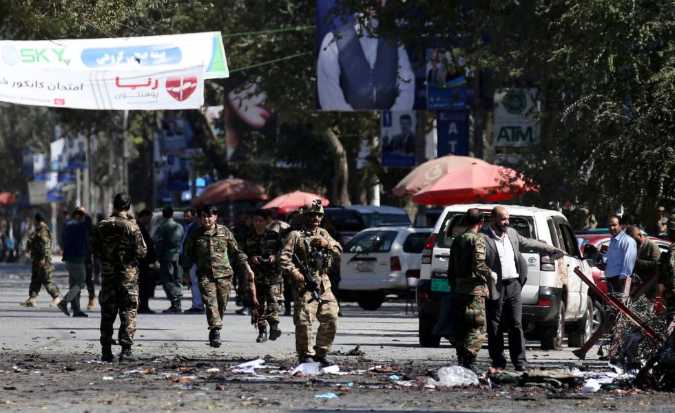 Miembros de las fuerzas de seguridad afganas en el lugar del ataque de este martes en Kabul.