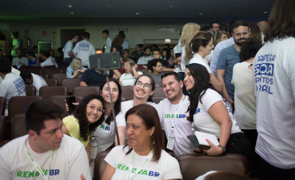 Participantes en el encuentro del movimiento RenovaBR, que forma a futuros polÃ­ticos en Brasil, celebrado en SÃ£o Paulo.