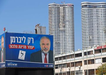 Cartel electoral de Avigdor Lieberman en las calles de Tel Aviv.