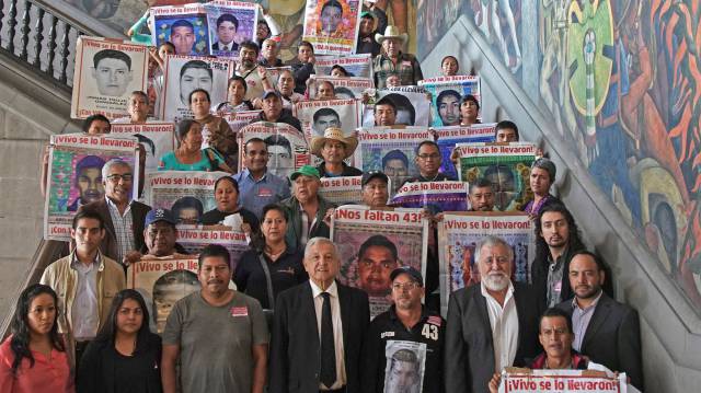 El presidente mexicano, Andrés Manuel López Obrador, recibe a los padres de los estudiantes desaparecidos de Ayotzinapa.