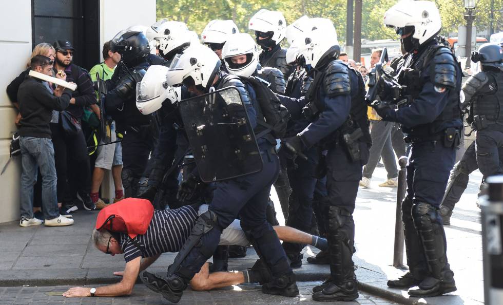 La policía detiene a un hombre este sábado en una nueva protesta de los 'chalecos amarillos' en París.