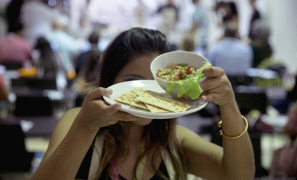 La nicaragüense María Elena posa con su receta de cebiche en la feria Andalucía Sabor en Sevilla.