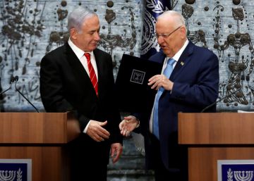 El presidente Reuven Rivlin entrega a Benjamín Netanyahu el encargo de formar Gobierno, el miércoles en Jerusalén.