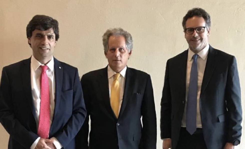 El director interino del FMI, David Lipton, tras su reunión con el ministro de Economía de Argentina, Hernán Lacunza, y el titular del Banco Central, Guido Sandleris, el martes en Nueva York.