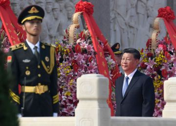 El presidente de China, Xi Jinping, en la plaza de Tiananmén, en Pekín, en un acto con motivo del Día de los Mártires este lunes. 