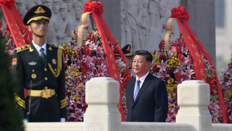 El presidente de China, Xi Jinping, en la plaza de Tiananmen (Pekín), este lunes, en un acto con motivo del Día de los Mártires.