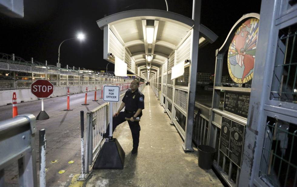 Un agente de aduanas de EE UU en la frontera de Texas con México.