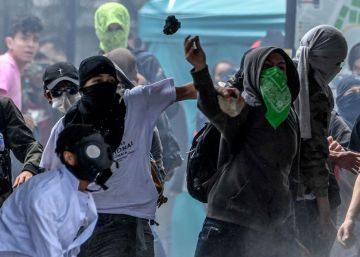 Un grupo de violentos empaña una multitudinaria marcha estudiantil en Bogotá