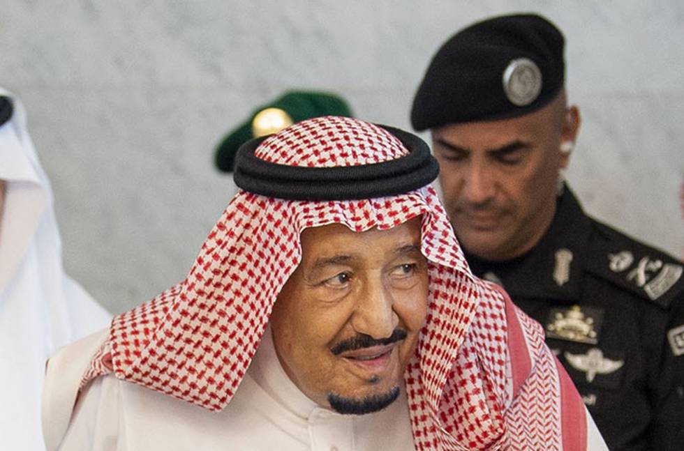 El rey saudí Salmán, junto a su guardaespaldas, el general Abdel Aziz al-Fagham el 25 de septiembre de 2019 en Yeddah.