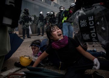 Una manifestante, durante su arresto, este domingo en Hong Kong.