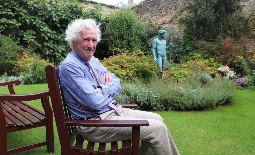 El juez Jonathan Sumption, este sábado, en el All Souls College de Oxford, durante su entrevista con EL PAÍS