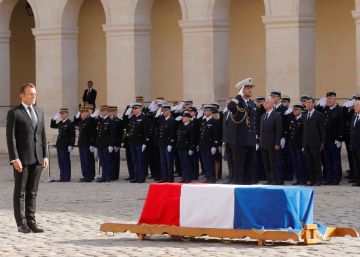 El presidente francés, Emmanuel Macron, durante los honores militares a su predecesor Jacques Chirac