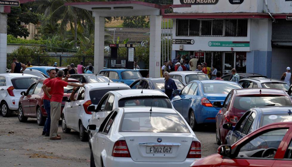Colas para repostar combustible el pasado 19 de septiembre en La Habana.