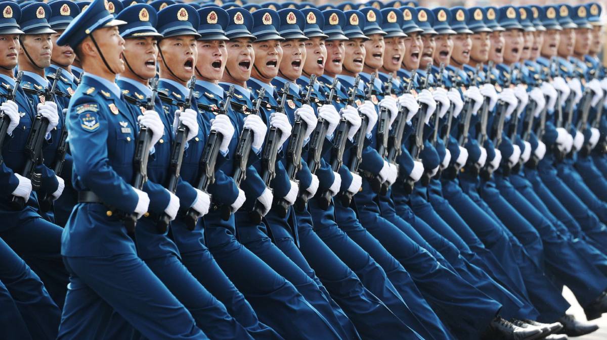 Militares chinos desfilan en la plaza de Tiananmen, este martes. 