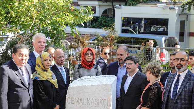 La prometida de Khashoggi, Hatice Cengiz (centro), este miércoles en Estambul.