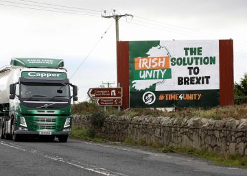 Un camión pasa frente a un cartel contra el Brexit, el martes cerca de la localidad norirlandesa de Newry. 