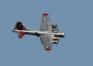 Siete fallecidos tras estrellarse un avión de la Segunda Guerra Mundial en EE UU