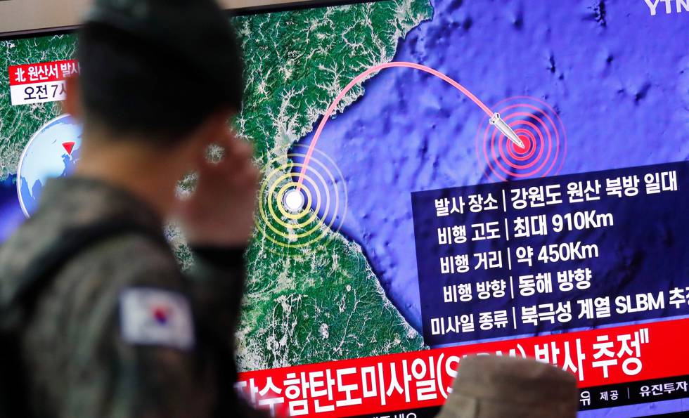 Un soldado de Corea del Sur, sigue la trayectoria del misil lanzado desde Pyoyang.
