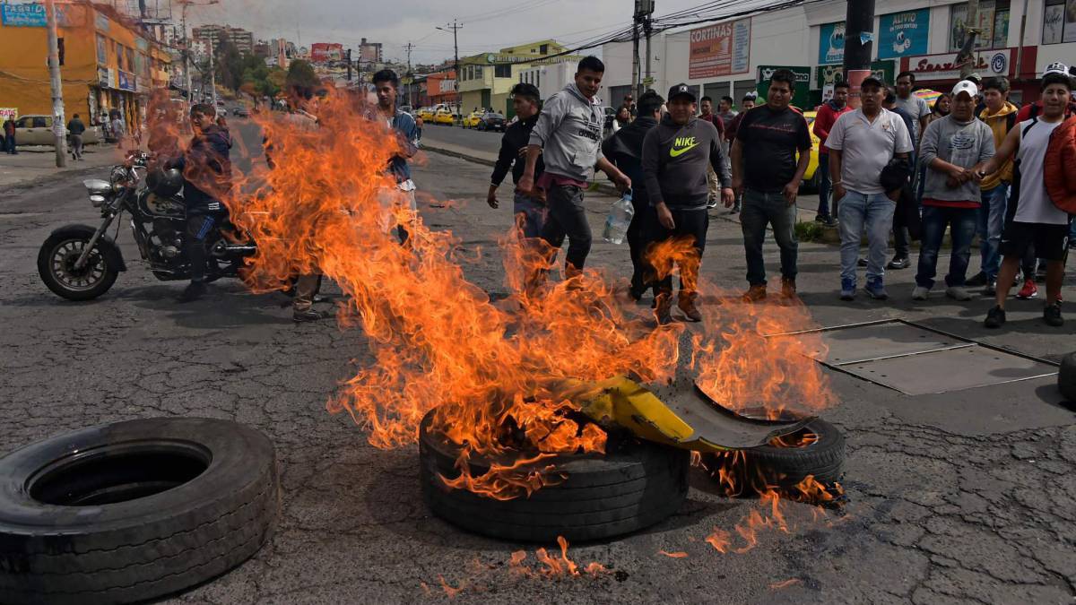 Taxistas queman neumáticos y cortan carreteras en Ecuador.