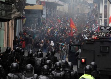 Manifestantes y policías, durante la protesta en Quito.